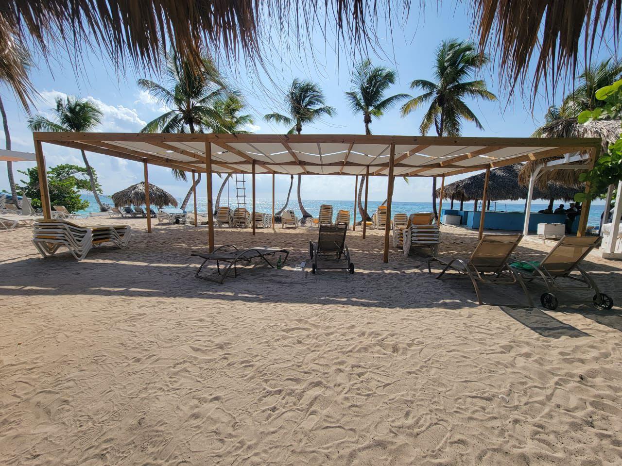 Cabaña de playa con camastros frente al mar en Punta Cana