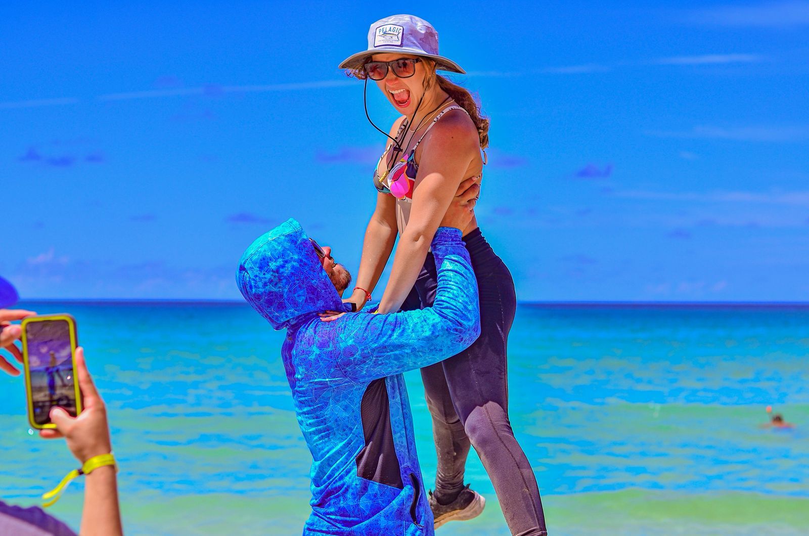 Pareja disfrutando de una playa en Punta Cana